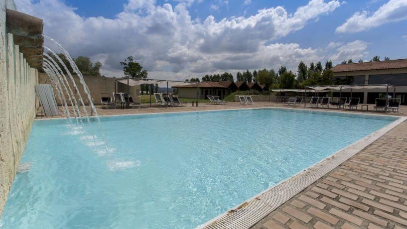 Piscina esterna con cascata cervicali