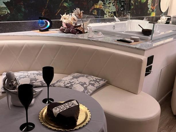 Compleanno a Sorpresa con Torta e Jacuzzi 