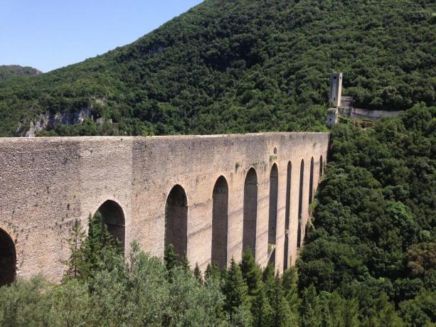 ponte delle torri, acquedotto vicino all'albergo