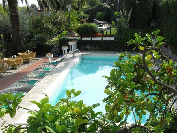 Piscina con solarium Imperia