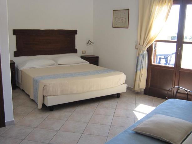 Camera matrimoniale con soggiorno e balcone in Sardegna 