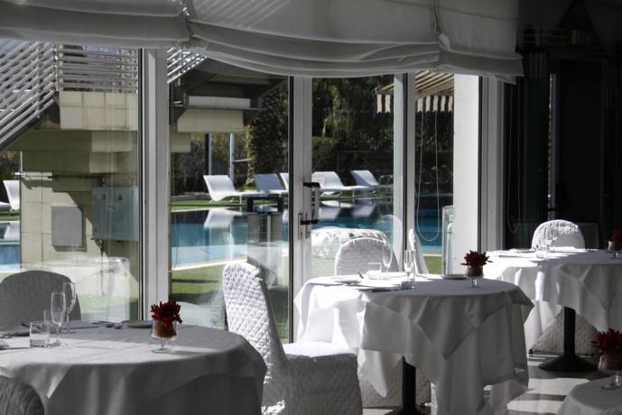 Albergo con Ristorante con vetrate sulla piscina-Rende