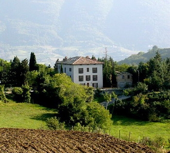 casolare tra le colline, vista panoramica
