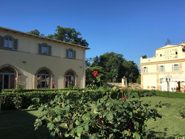 Ristorante con vetrate vista parco villa vicino Arezzo