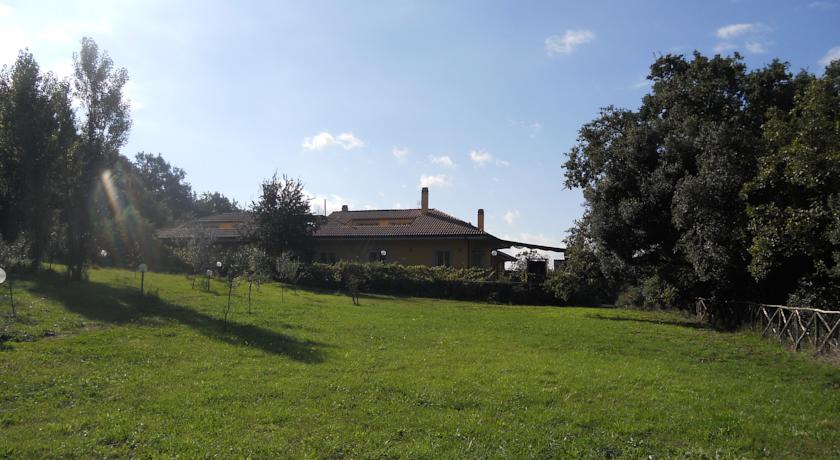 Casale immerso nel verde a Fiumicino