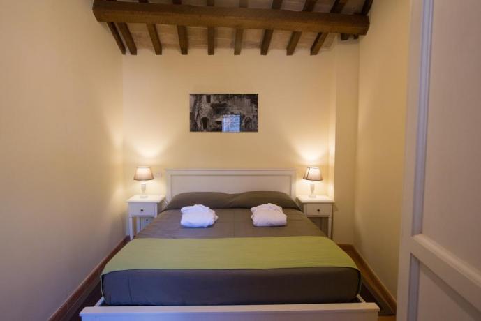 In Umbria a Valtopina Resort con Appartamenti Vacanza, Piscina, Ristorante. Wi-Fi gratis.