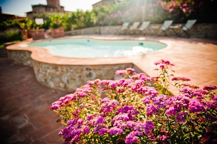 Piscina esterna con vista Perugia 