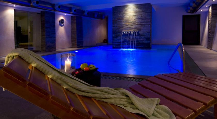 Piscina interna riscaldata zona Wellness - Hotel**** 