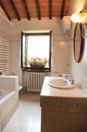 Agriturismo Podere Luchiano: appartamento Foresteria con bagno privato