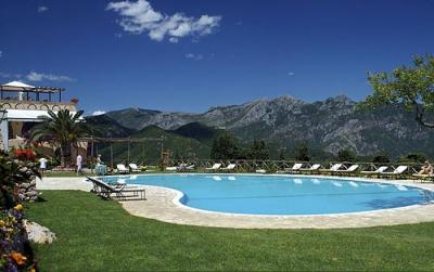 Hotel and B&B with Pool Near the Sea