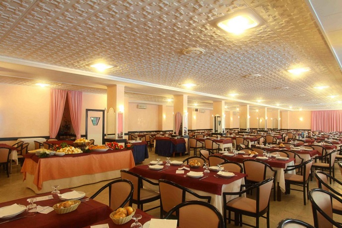 Hotel sul Mare con ampia Sala Ristorante 