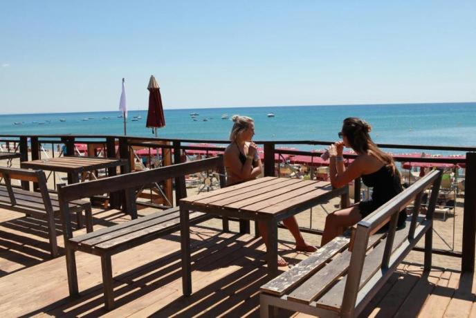 Bar spiaggia fronte mare 