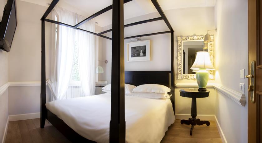 letto doppio con baldacchino