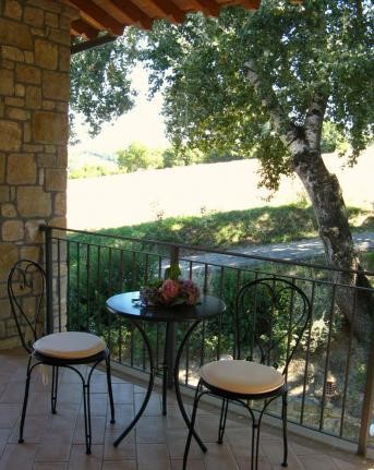 Portico privato con tavolino e sedie appartamento