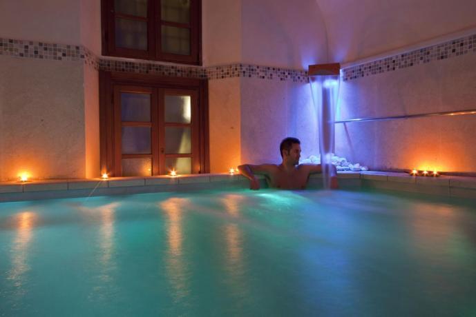 Centro benessere piscina con cascate cervicali 