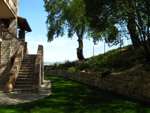 Ingresso Residence con Giardino curato vicino Todi