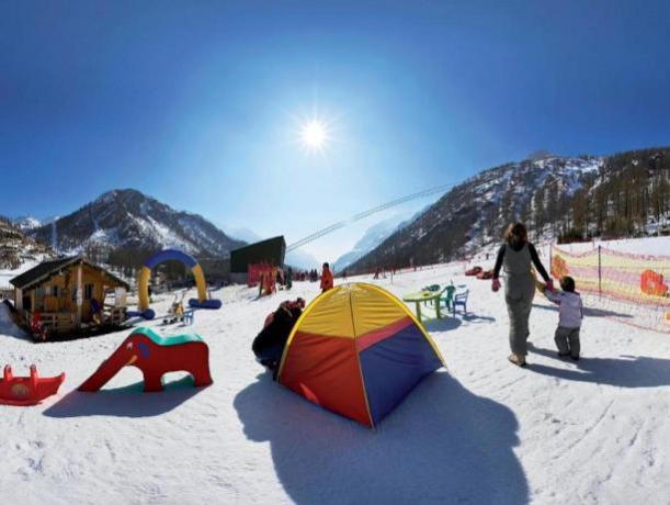 Area giochi sulla neve per bambini 