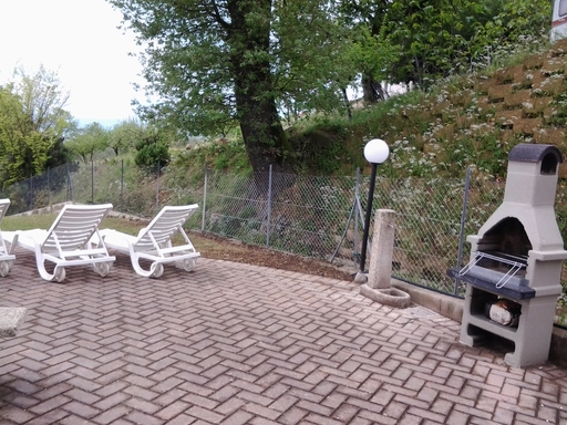 Servizi esterni con BBQ e arredamento