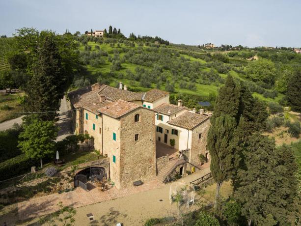 vista dall'alto dell'antico casale La Villa 