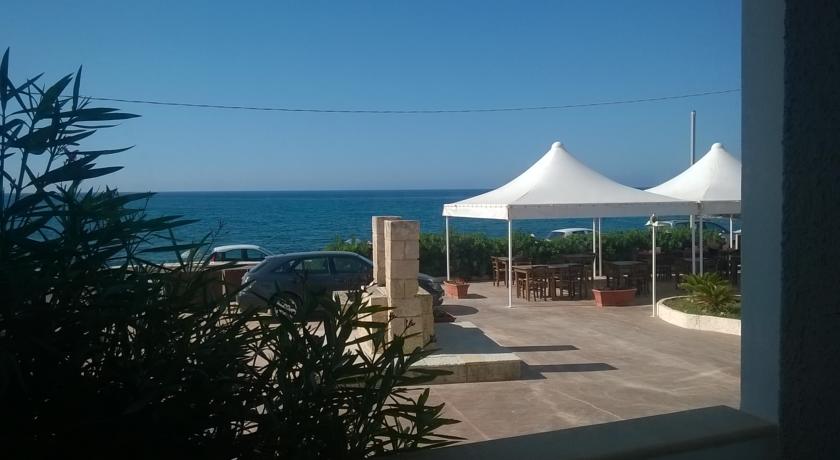 Parcheggio auto vista mare