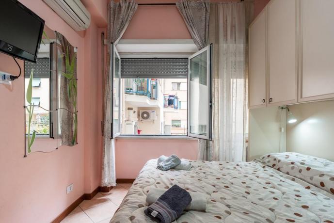 Appartamento con TV e finestra a Roma