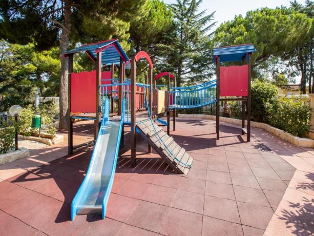 Villaggio con giochi per bambini a Vieste 