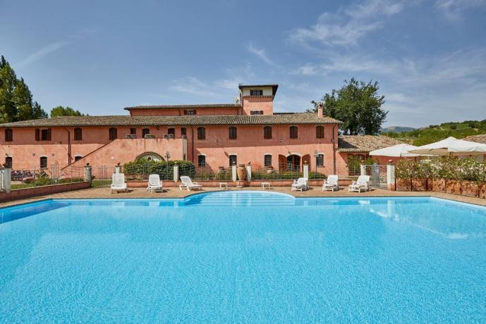 Grande piscina idromassaggio casale vicino Spoleto-Umbria 