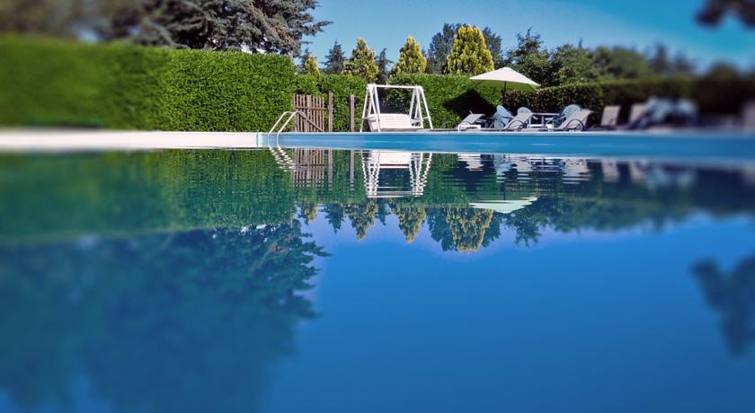 Piscina all'aperto con sdraio Le Tenute 