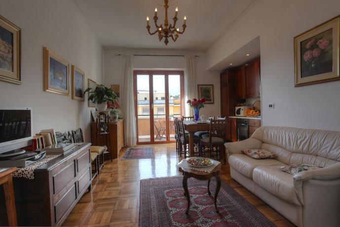 Area soggiorno con cucina B&B a Roma 