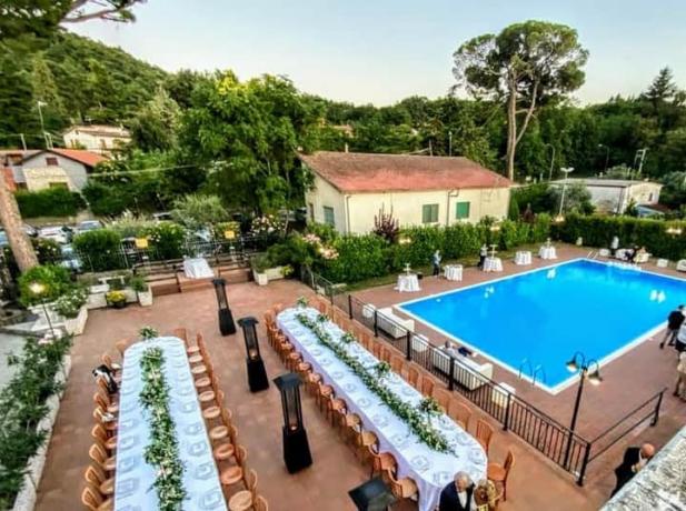 Piramide Fungo-Riscaldante: Ristorante con Tavoli Aperto