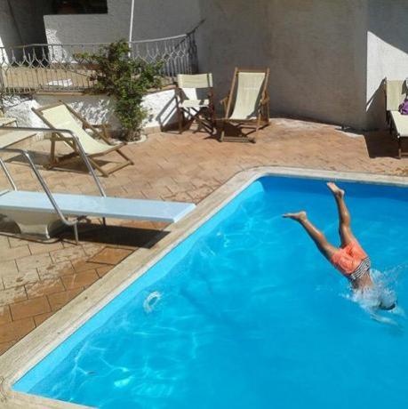 Albergo Sabaudia, piscina con area giochi bambini