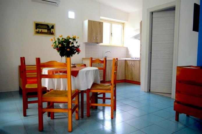 Appartamento con cucina e soggiorno arredato resort Baia-Domizia