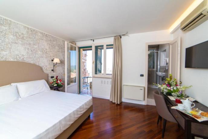 camera matrimoniale con balcone Hotel in Umbria 