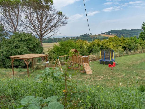 Spazio esterno dedicato ai bambini in Agriturismo 