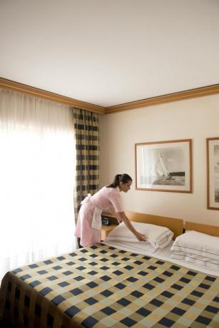 Pulizia delle camere nell'albergo in Puglia