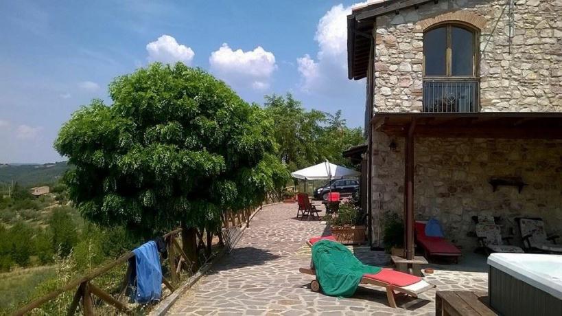 Area solarium B&B casale San Terenziano vicino Todi