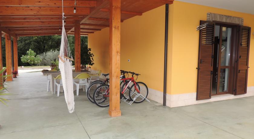 cortile con giardino e giochi per bambini