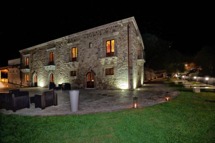 Villa di notte nelle campagne di Ficarra