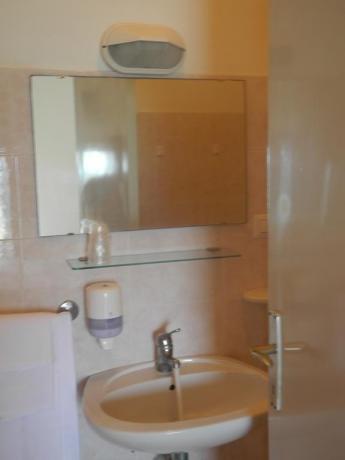 Bagno con set asciugamani hotel a Pesaro