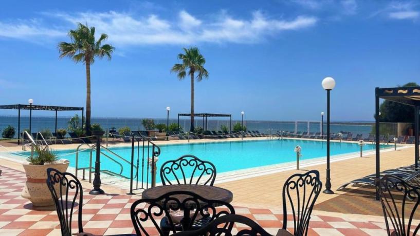 Piscina fronte mar con vista Golfo Taranto
