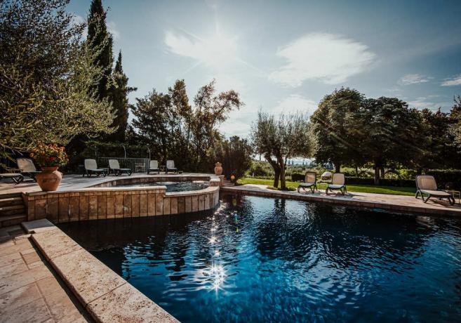 Piscina esterna con idromassaggio villa-privata Tuoro-sul-Trasimeno  