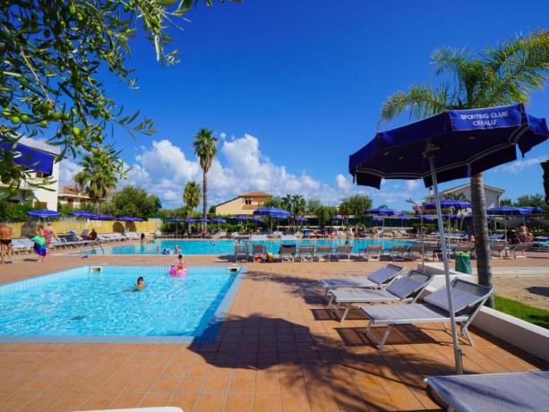 Villaggio a Cefalù con 2 Piscine in Sicilia 