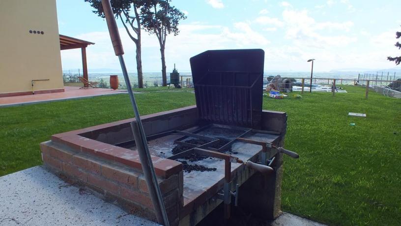 Ampi spazi verdi per gli ospiti con barbecue