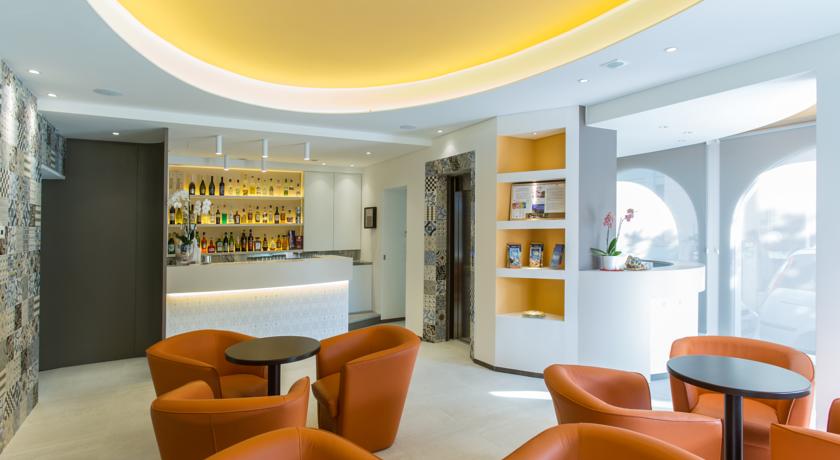 Accogliente salone con bar