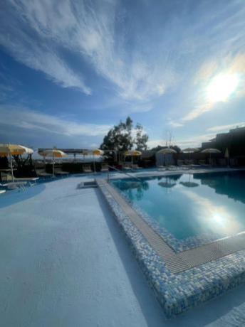 Bellissima piscina esterna a temperatura ambiente 