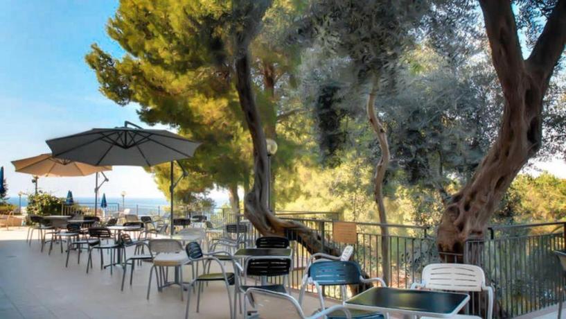 Bar esterno con vista sul mare 