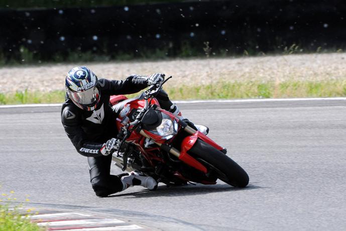 Hotel 3 stelle sul Lago Trasimeno-Rimessaggio-moto