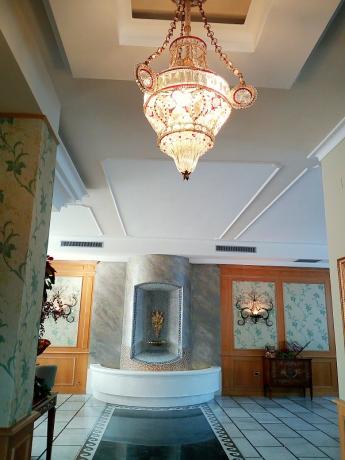 elegante ingresso, hotel con piscina estiva, salerno