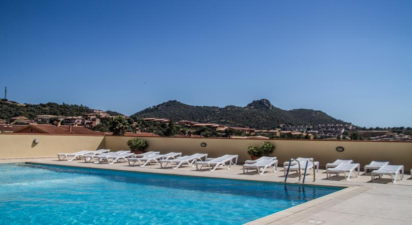 Piscina con tavoli e sdraio
