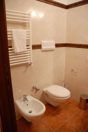 Bagno privato in camera hotel ad Alfedena